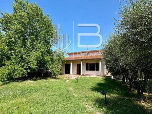 casa indipendente in vendita a Vecchiano in zona Avane