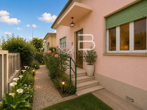 casa indipendente in vendita a Vecchiano in zona Migliarino Pisano