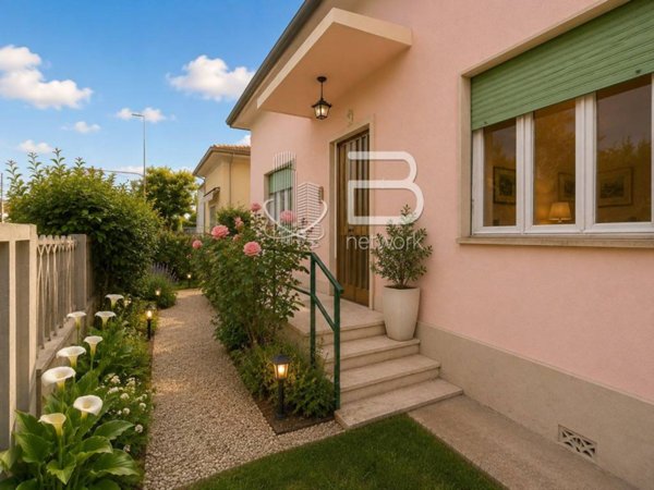 casa indipendente in vendita a Vecchiano in zona Migliarino Pisano