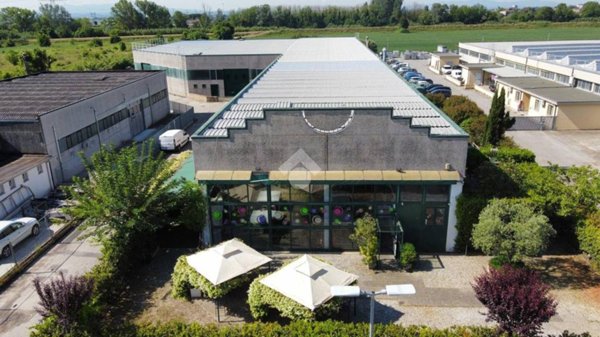 locale commerciale in vendita a Vicopisano