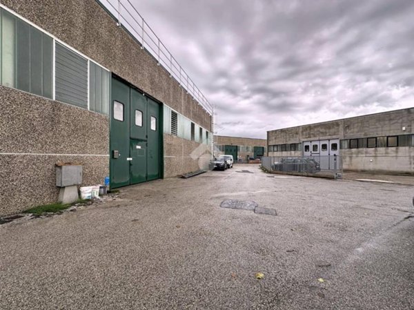 locale commerciale in vendita a Vicopisano