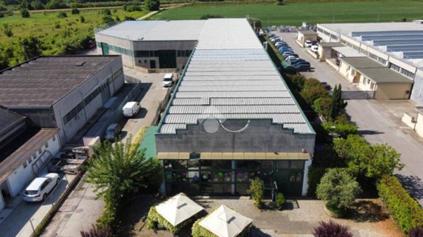 locale commerciale in vendita a Vicopisano