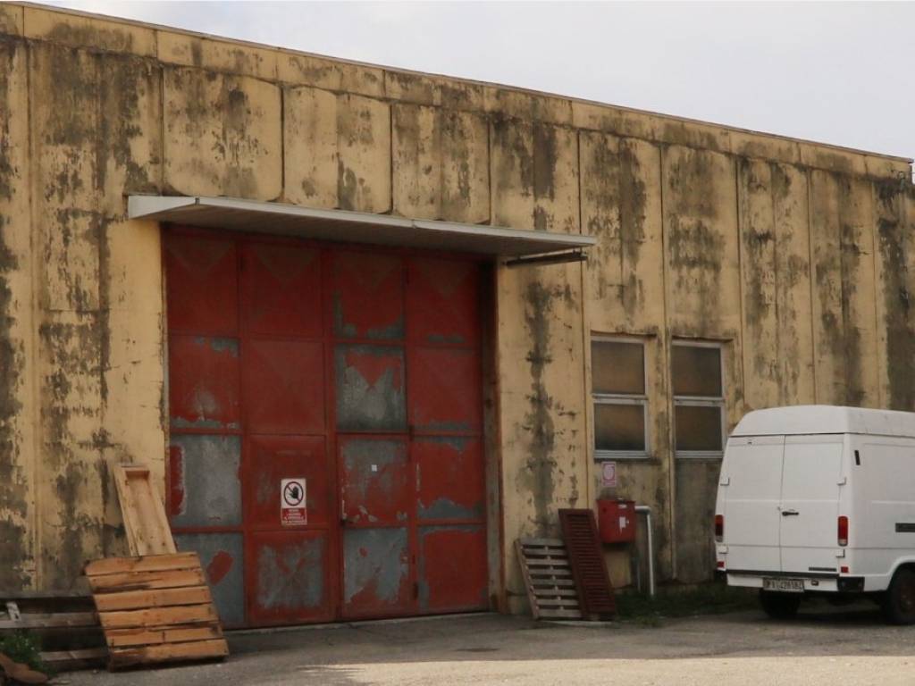 locale commerciale in vendita a Vicopisano