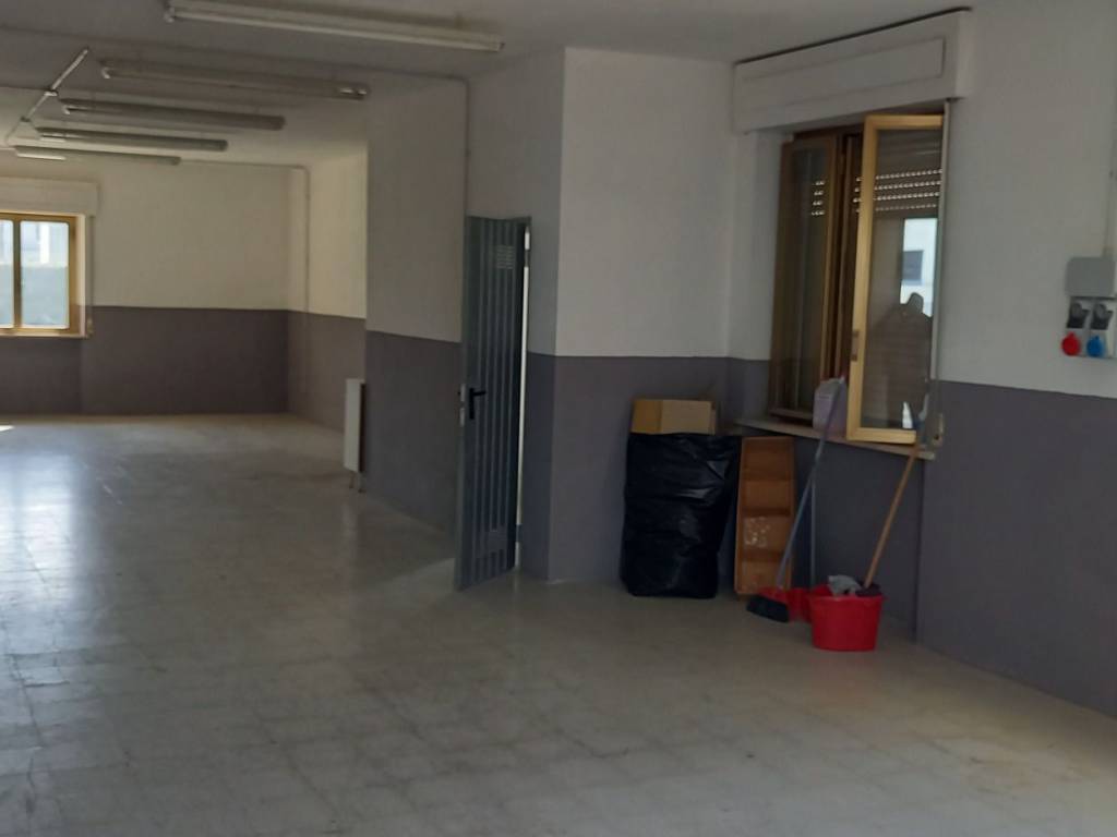 locale commerciale in vendita a Casciana Terme Lari in zona Perignano