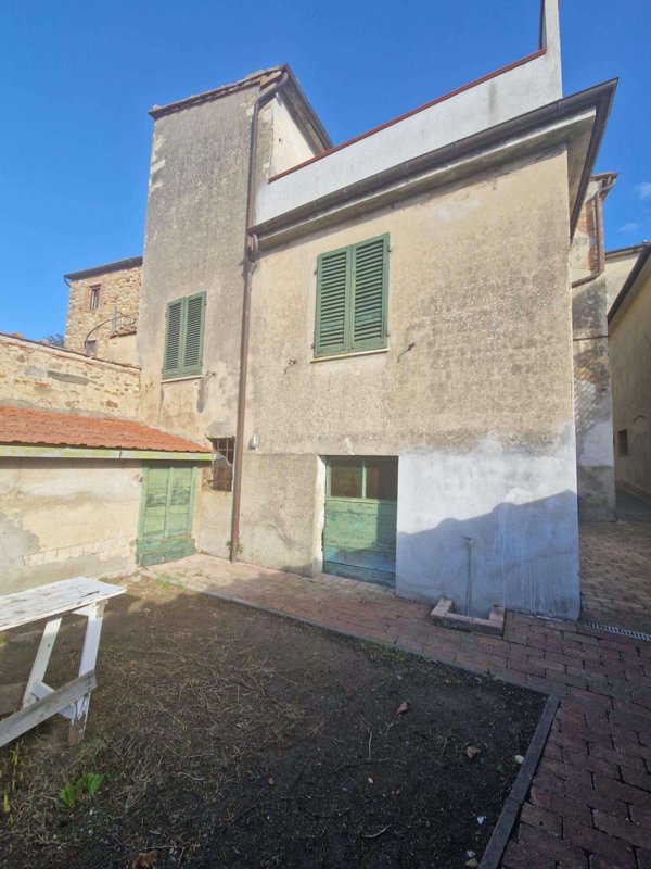 intera palazzina in vendita a Casciana Terme Lari in zona Lari