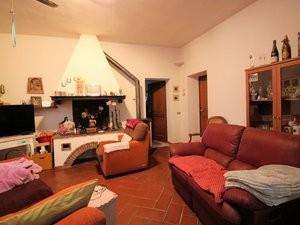intera palazzina in vendita a Casciana Terme Lari in zona Lari
