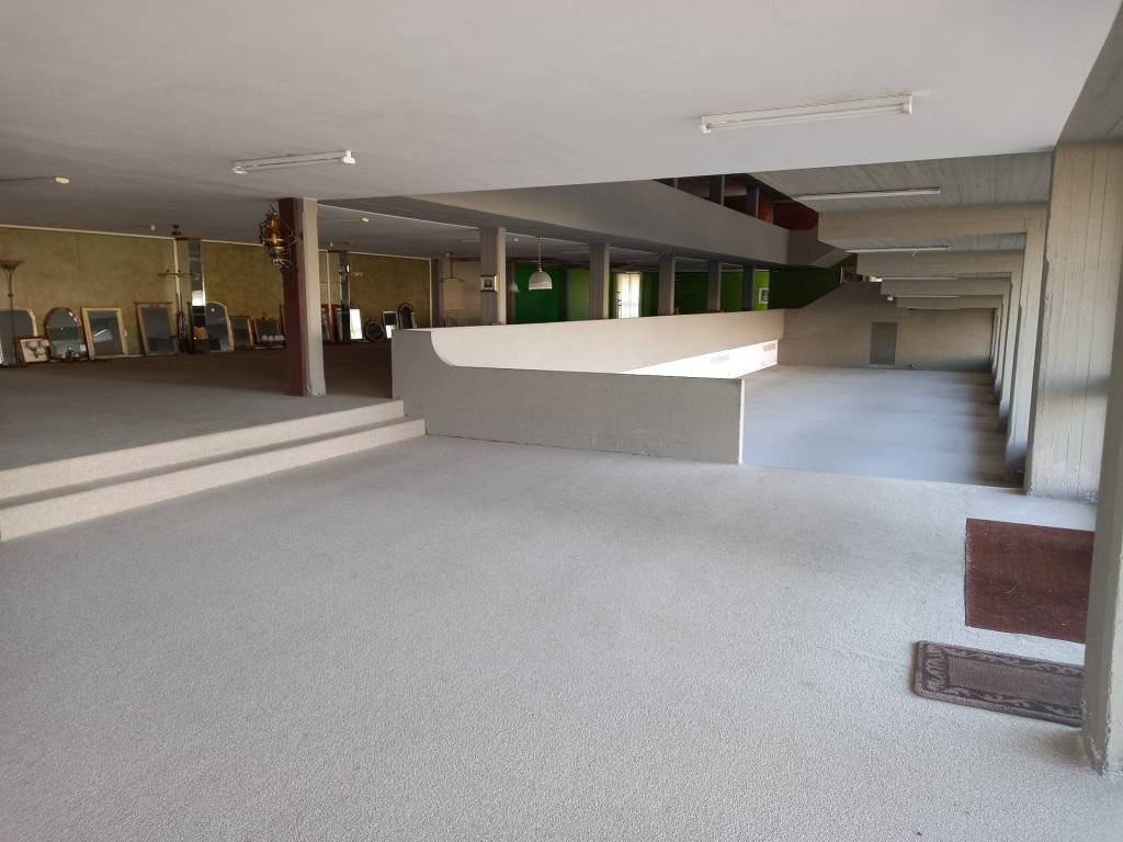 negozio in vendita a Casciana Terme Lari in zona Perignano