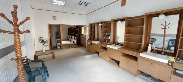 locale commerciale in vendita a Casciana Terme Lari in zona Perignano