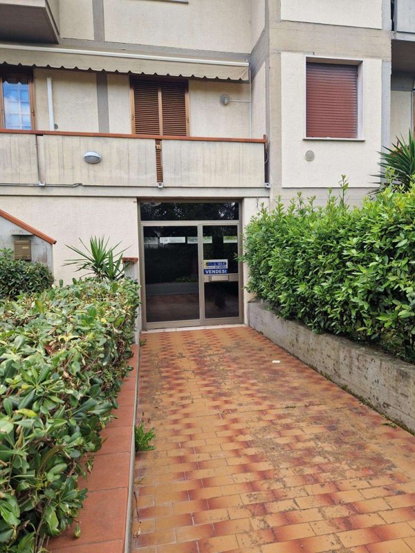 locale commerciale in vendita a Casciana Terme Lari in zona Perignano