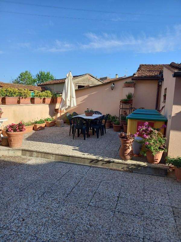 intera palazzina in vendita a Casciana Terme Lari in zona Perignano