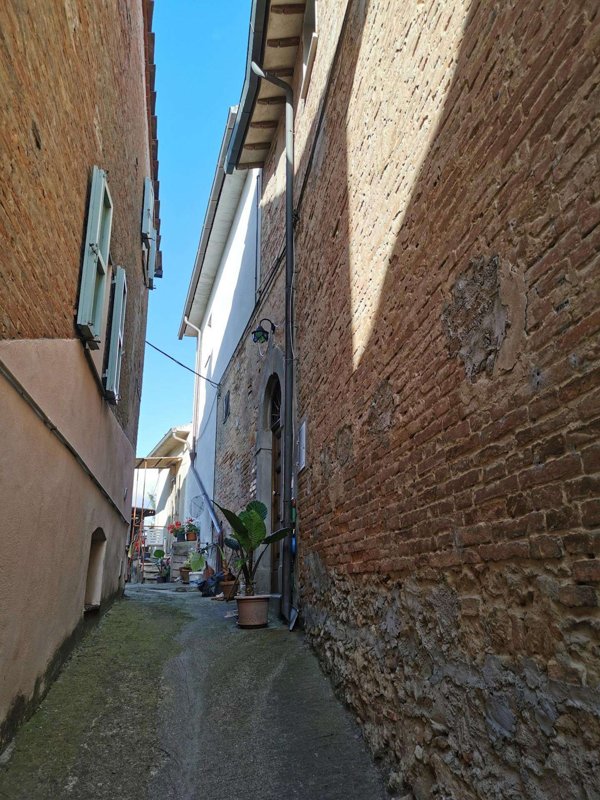 intera palazzina in vendita a Casciana Terme Lari in zona Lari