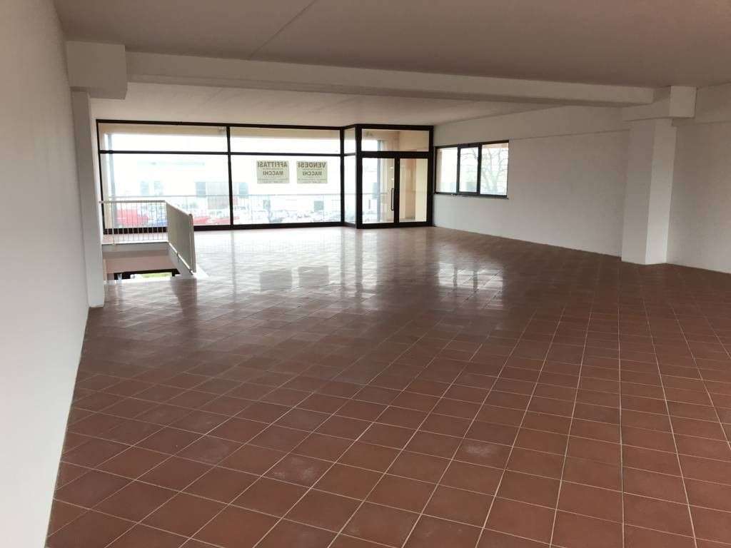 locale commerciale in vendita a Casciana Terme Lari in zona Perignano