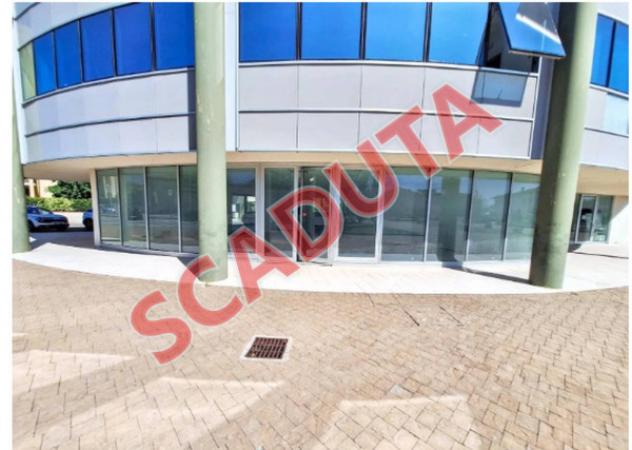 negozio in vendita a Casciana Terme Lari in zona Perignano