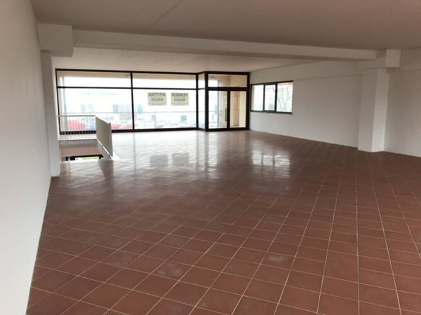 locale commerciale in vendita a Casciana Terme Lari in zona Perignano