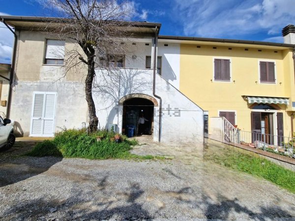casa indipendente in vendita a Casciana Terme Lari in zona Lari