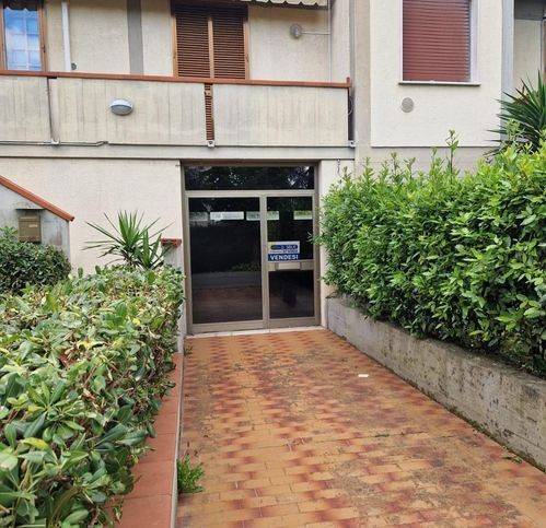 negozio in vendita a Casciana Terme Lari in zona Perignano