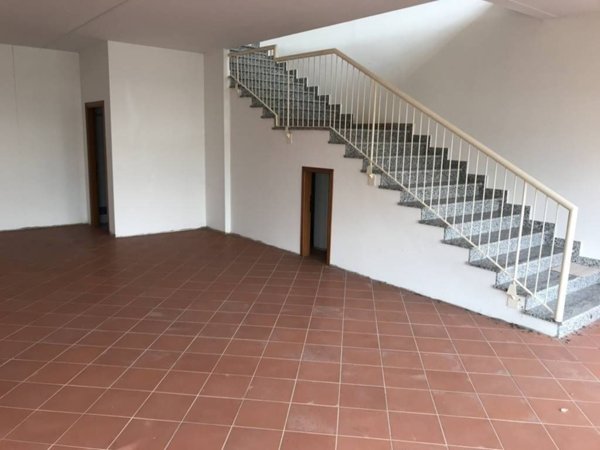 locale commerciale in vendita a Casciana Terme Lari in zona Perignano