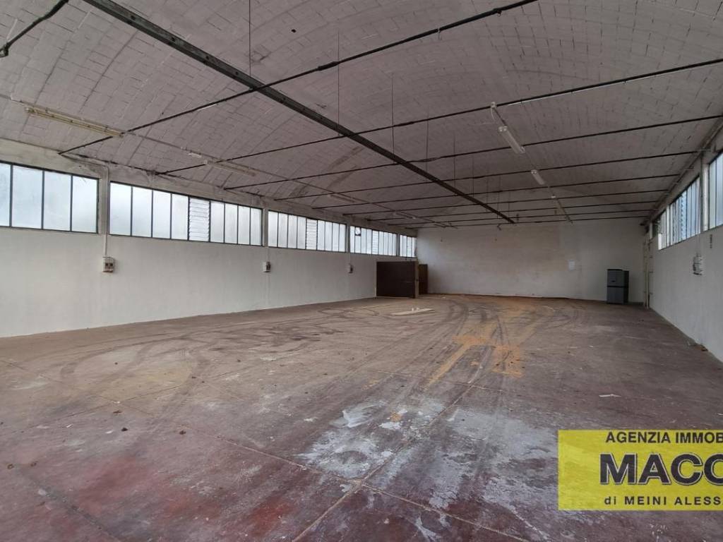 locale commerciale in vendita a Casciana Terme Lari in zona Perignano