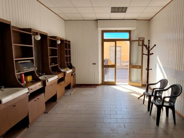 locale commerciale in vendita a Casciana Terme Lari in zona Perignano