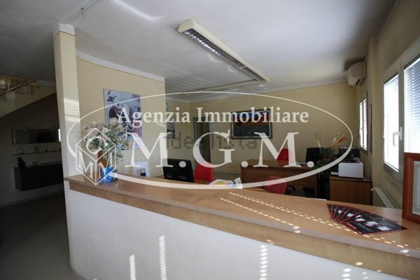 locale commerciale in vendita a Casciana Terme Lari in zona Perignano