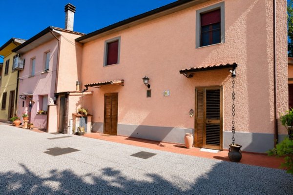 intera palazzina in vendita a Casciana Terme Lari in zona Perignano
