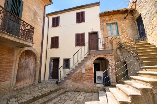intera palazzina in vendita a Casciana Terme Lari in zona Lari