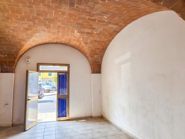 locale commerciale in vendita a Casciana Terme Lari in zona Perignano
