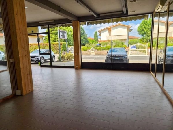 locale commerciale in vendita a Casciana Terme Lari in zona Quattro Strade