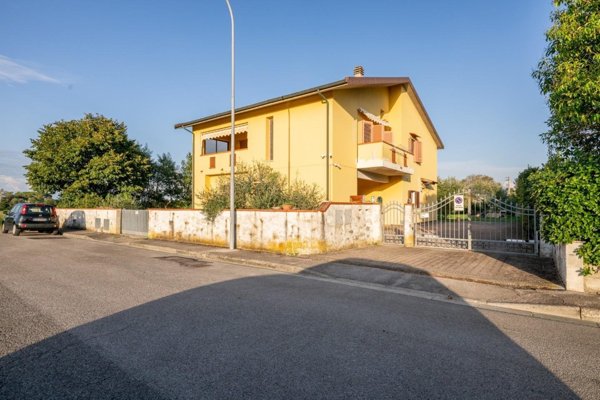 casa indipendente in vendita a Casciana Terme Lari in zona Quattro Strade