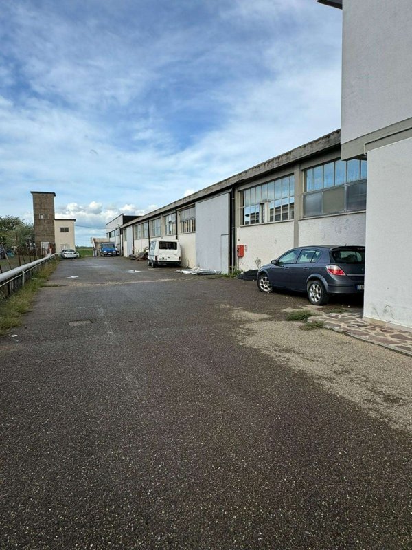capannone in vendita a Crespina Lorenzana in zona Lavoria