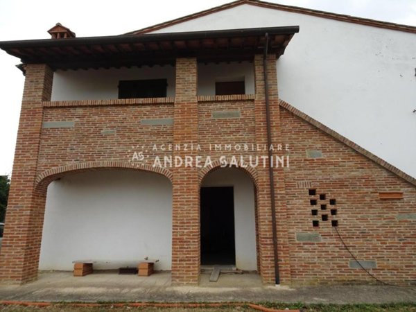 pentavano in vendita a Crespina Lorenzana in zona Lavoria