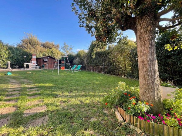 intera palazzina in vendita a Crespina Lorenzana in zona Cenaia