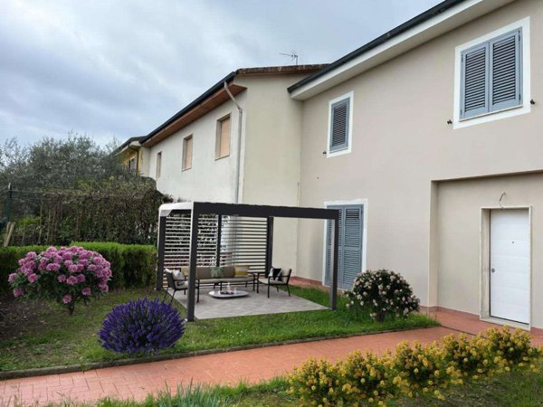 intera palazzina in vendita a Crespina Lorenzana in zona Cenaia
