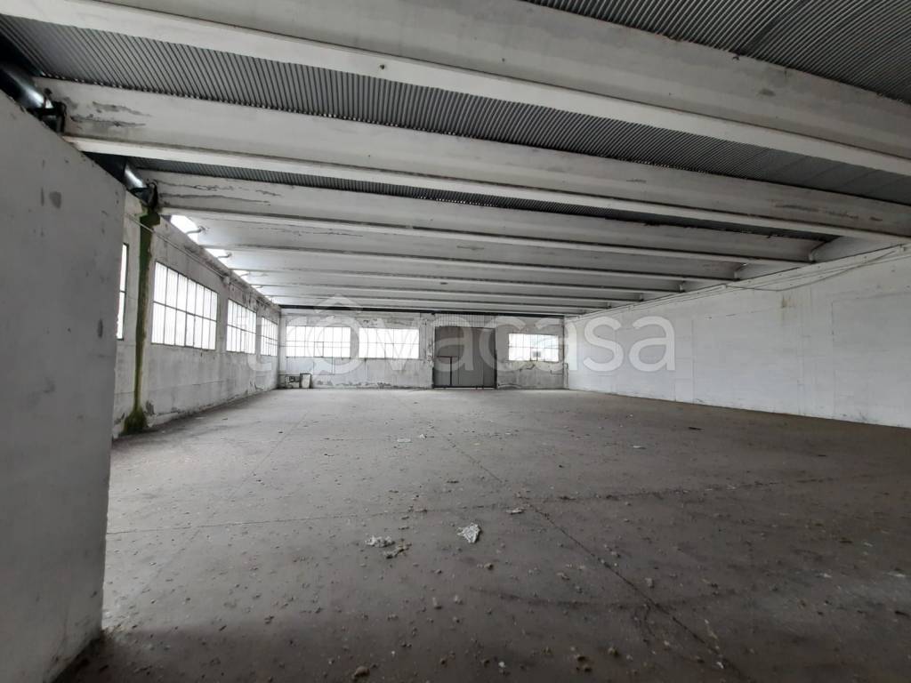 locale commerciale in vendita a Crespina Lorenzana in zona Crespina
