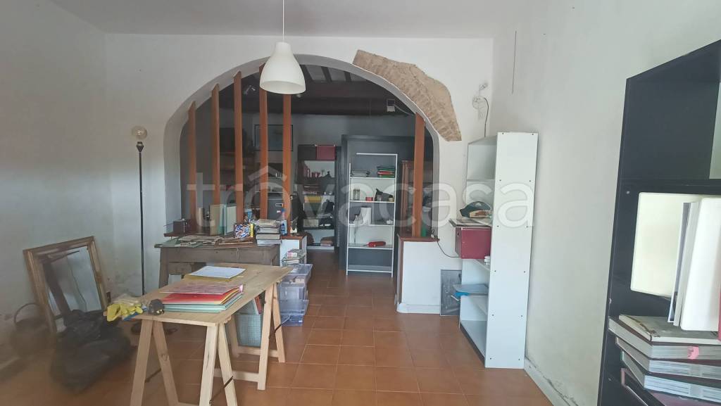 locale commerciale in vendita a Crespina Lorenzana