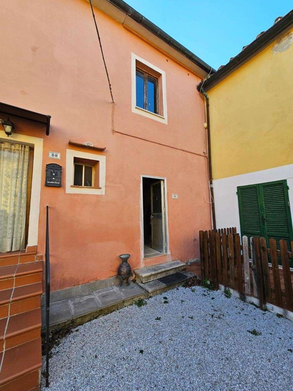 intera palazzina in vendita a Crespina Lorenzana in zona Crespina