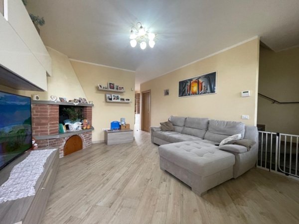 casa indipendente in vendita a Crespina Lorenzana