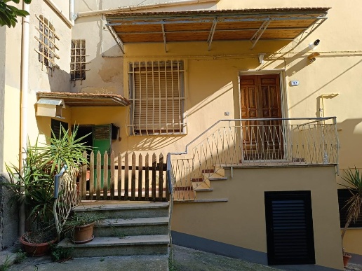 intera palazzina in vendita a Crespina Lorenzana in zona Lorenzana