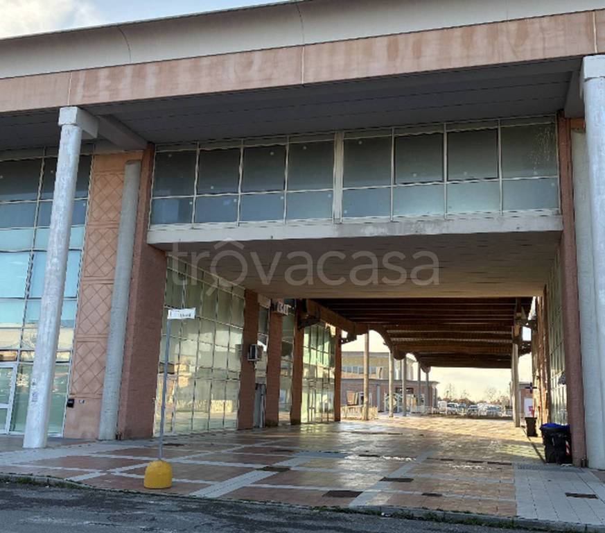 locale commerciale in vendita a Crespina Lorenzana in zona Lavoria