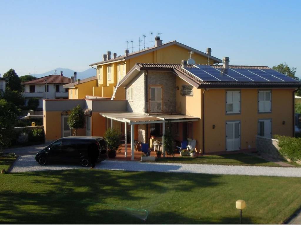 casa indipendente in vendita a Crespina Lorenzana in zona Cenaia