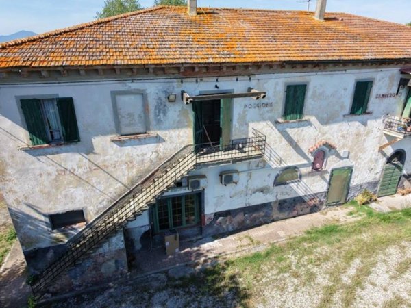 intera palazzina in vendita a Crespina Lorenzana in zona Ceppaiano