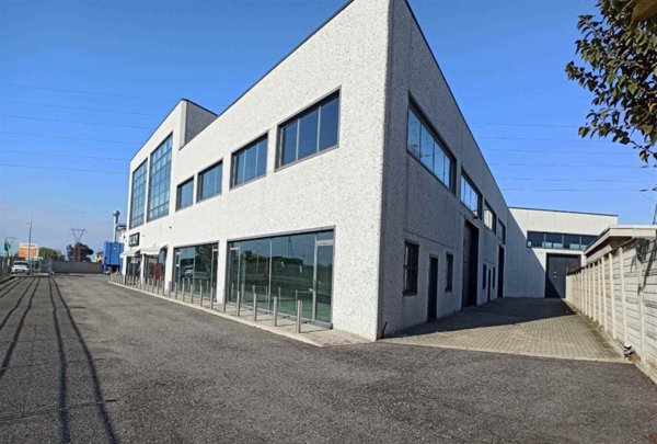 locale commerciale in vendita a Romentino
