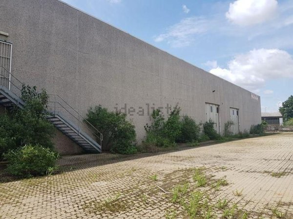 locale di sgombero in vendita a Romentino