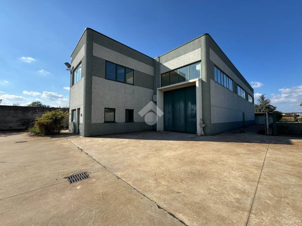 locale commerciale in vendita a Romentino