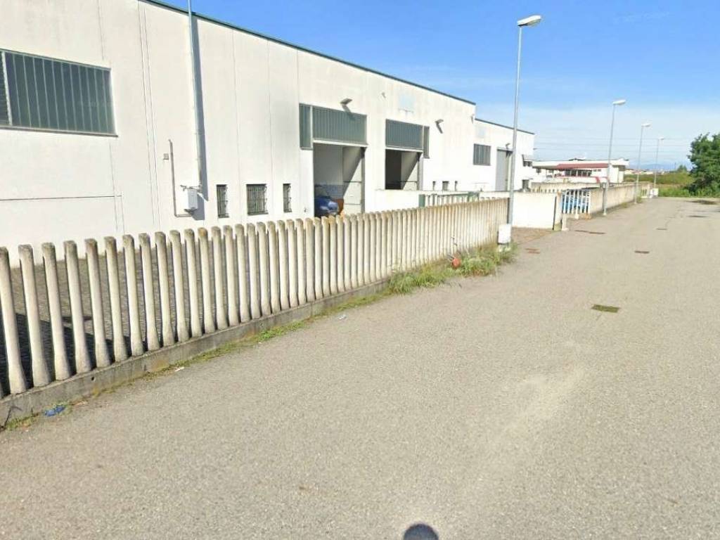 locale commerciale in vendita a Romentino