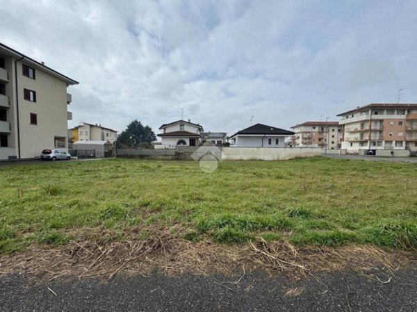 terreno edificabile in vendita a Romentino