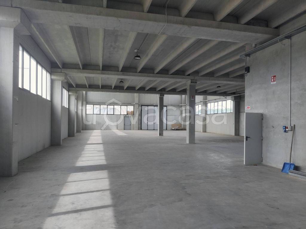 locale commerciale in vendita a Suno