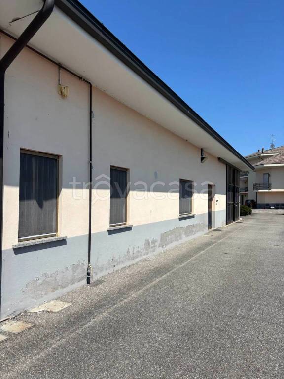 locale commerciale in vendita a Suno