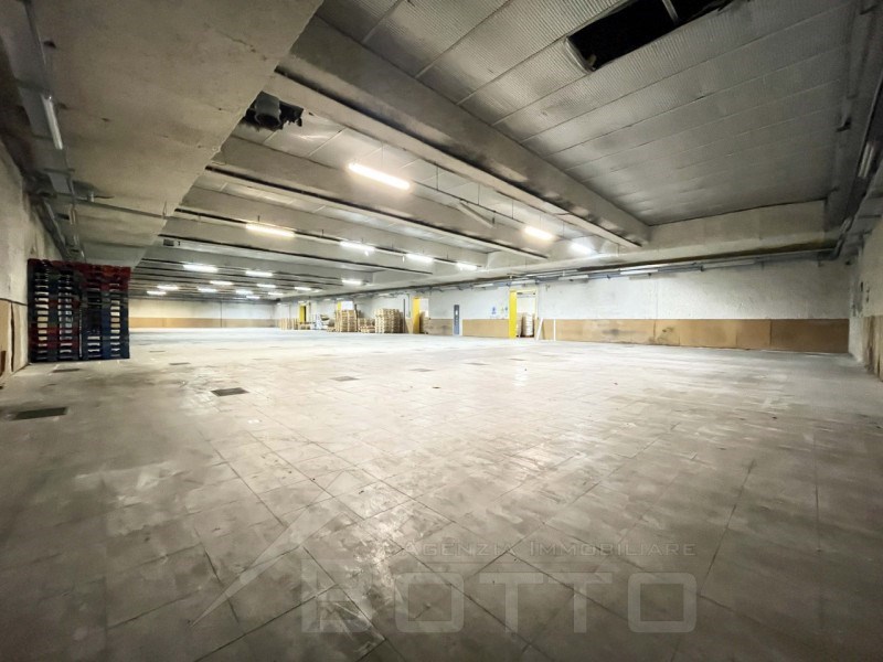 locale commerciale in vendita a Suno