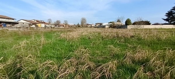 locale di sgombero in vendita a Suno in zona Baraggia